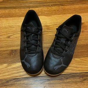 Puma youth size 5 1/2 indoor soccer shoes